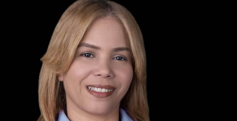 Nelia Rodríguez arremete contra el alcalde Dio Astacio, denunciando la negación de prestaciones laborales a ex empleados.