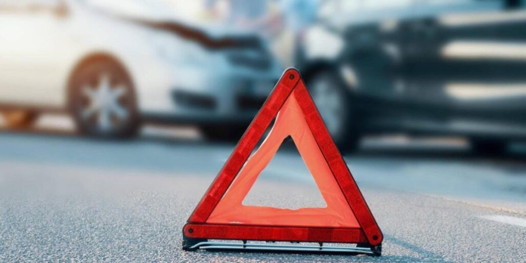 Accidente entre autobús y camión en la autopista Las Américas genera congestión vehicular