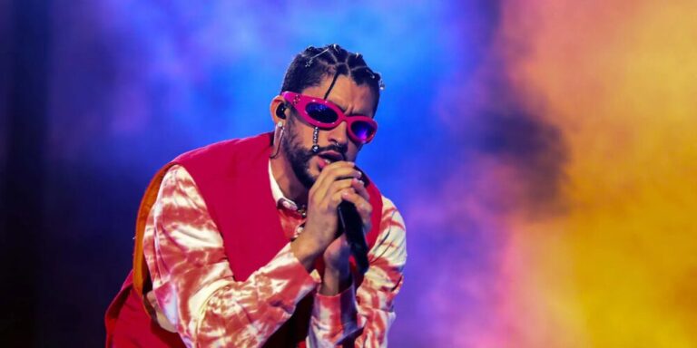 Bab Bunny gana tres premios Billboard y Karol G se lleva el galardón de artista latina