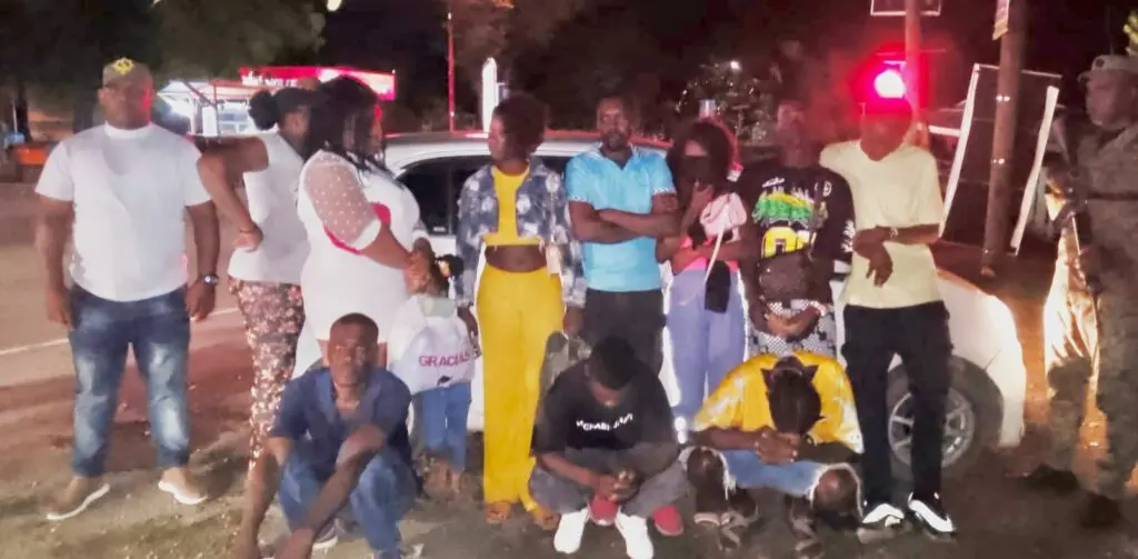 Haitiano que transportaba a 11 compatriotas indocumentados intentó sobornar a militares