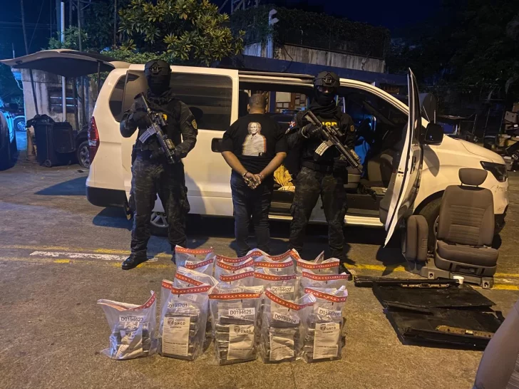 Antinarcóticos confisca 100 paquetes de cocaína