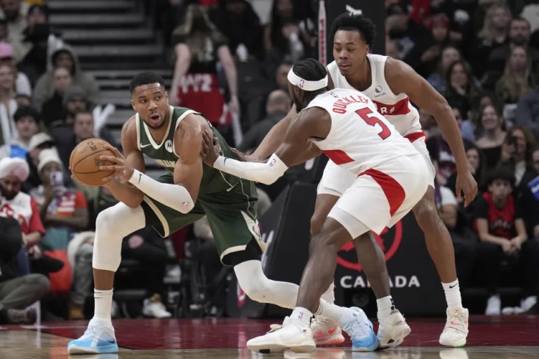 Antetokounmpo lidera a Bucks con un triple-doble en contundente victoria sobre Raptors