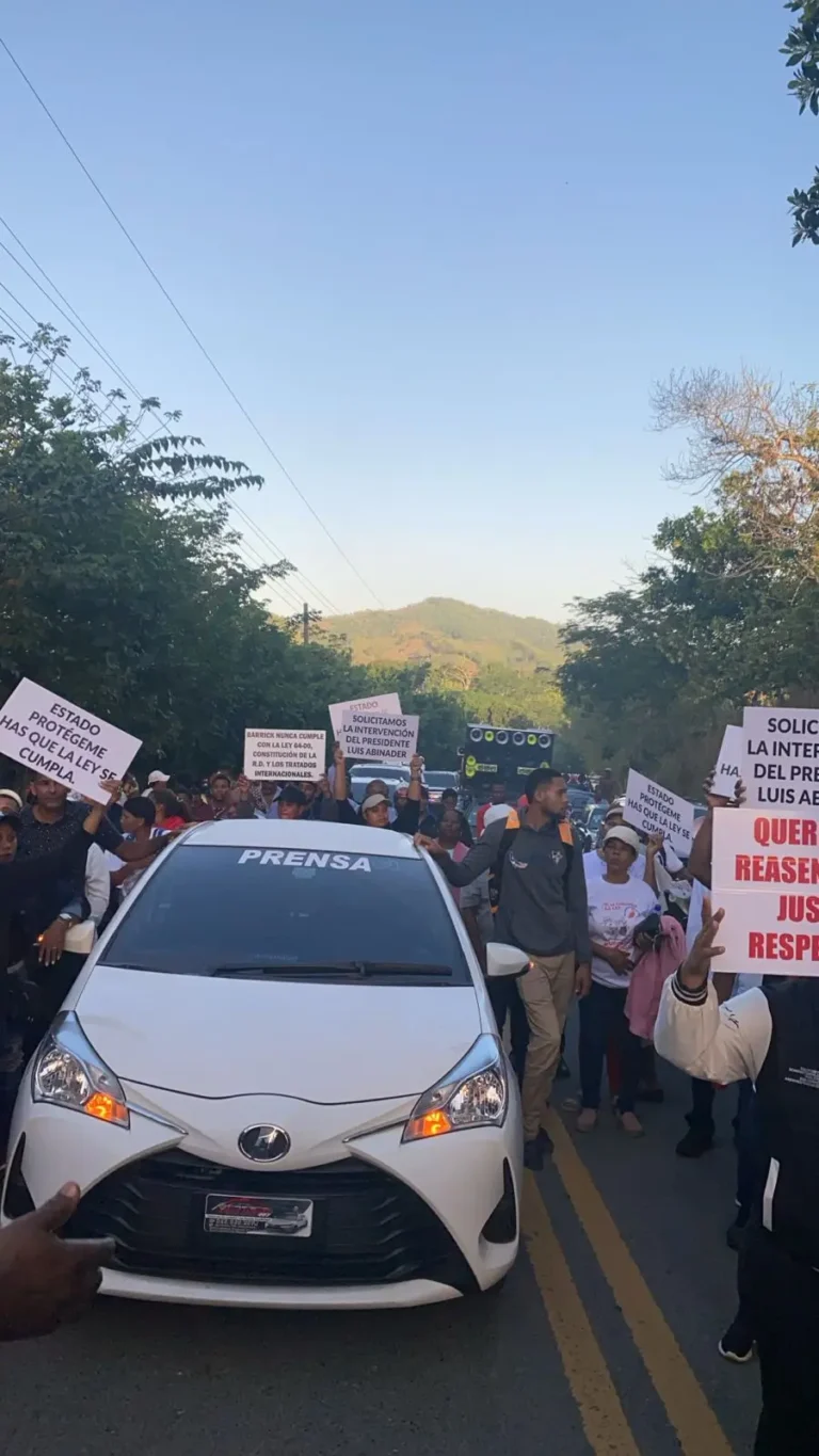 Así va la marcha de comunitarios hacia la Barrick-Pueblo Viejo