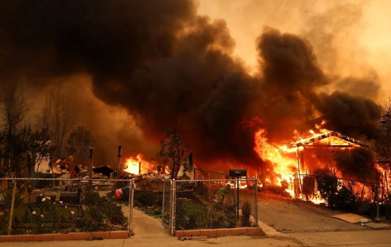 California: Incendio del sur amenaza a 100.000 habitantes