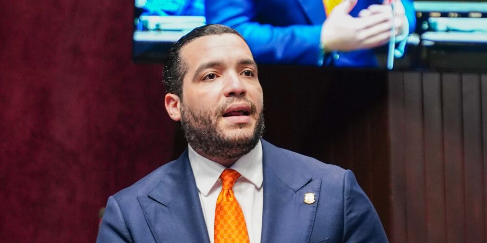 Charlie Mariotti Jr. defiende proyecto que busca prohibir dispositivos de nicotina en centros educativos