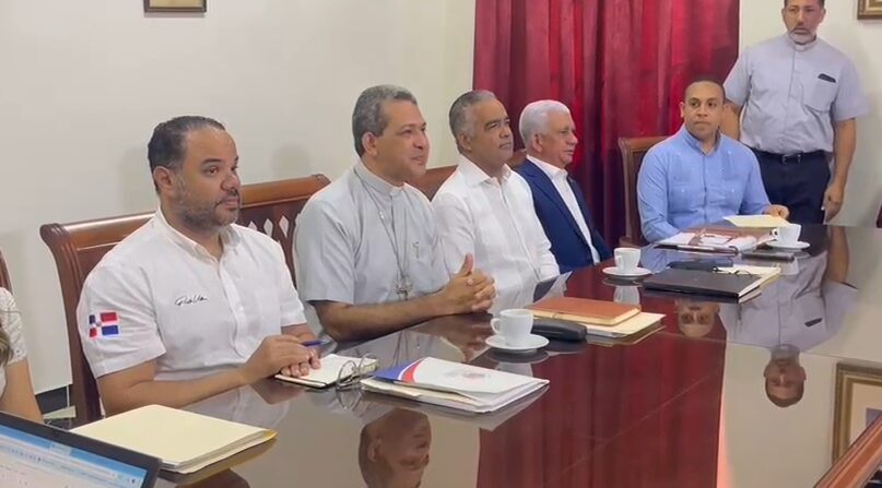 Comunitarios y representantes de Barrick Gold se reúnen en el Arzobispado de La Vega para mediar conflicto
