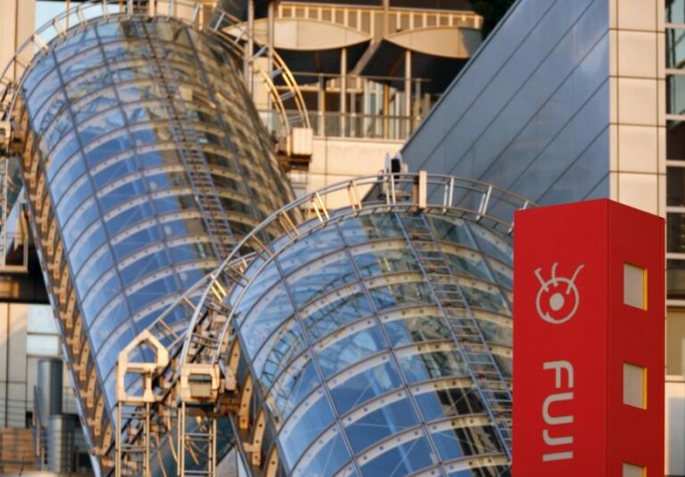 Japón se indigna por escándalo de abusos que involucra a una celebridad y una cadena de TV