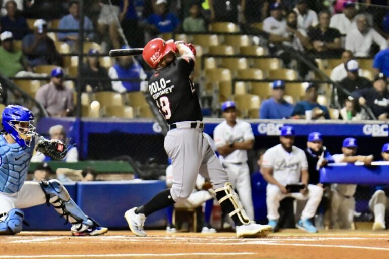 Leones derrotan 14-2 al Licey