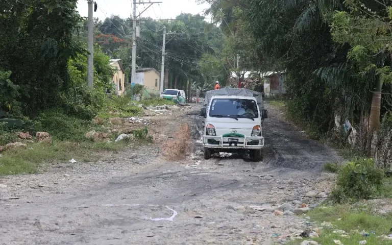 En Palmarejo solo asfaltaron calle para el paso de Luis Abinader