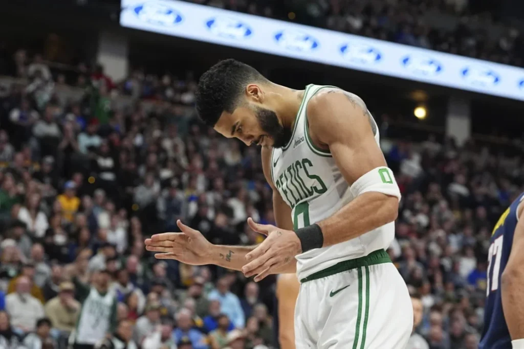 Tatum lidera con 29 puntos y Porzingis suma 25 en la victoria de los Celtics 118-106 sobre los Nuggets