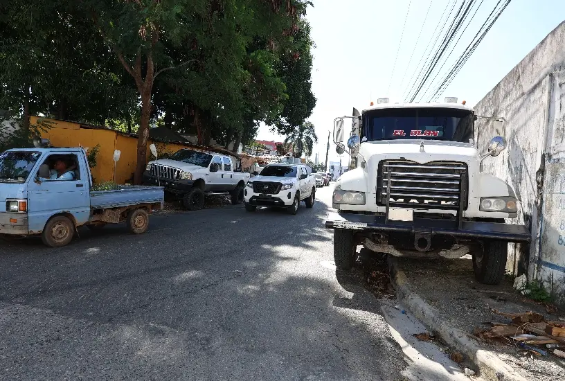Los conductores toman aceras de Santo Domingo para estacionar