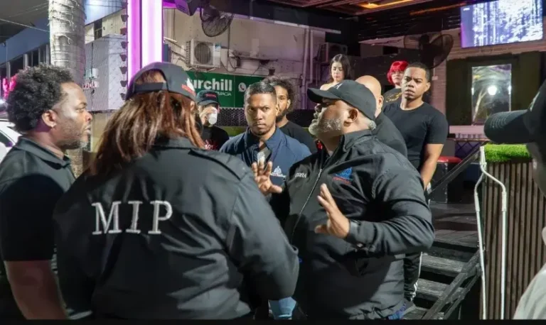 Cierre colmadones a la medianoche encontró resistencia