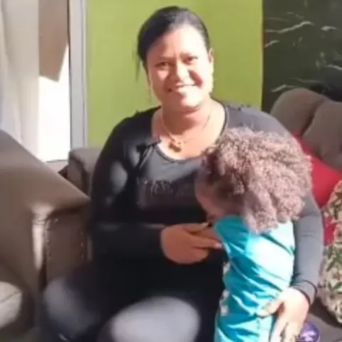 Bala perdida choca en un abanico y alcanza a niña que estaba en la iglesia
