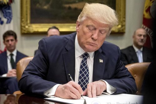 Trump ordena reestructurar el Ejército; saca los «transgénero»