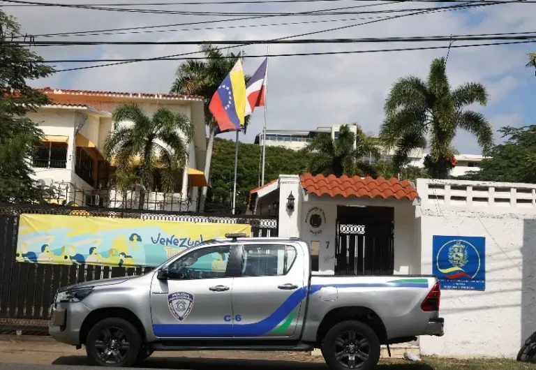 Refuerzan seguridad de embajada de Venezuela en la RD