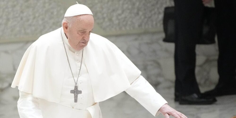 El papa se levanta y se puede sentar, mientras sigue tratamiento para neumonía bilateral