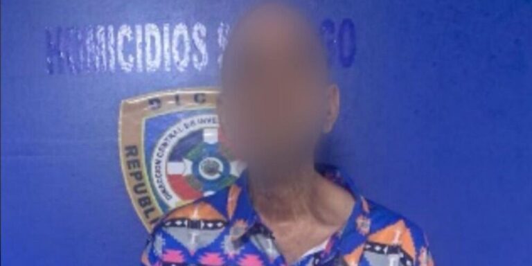 Policía arresta hombre acusado de quitarle la vida a su madre en Santiago