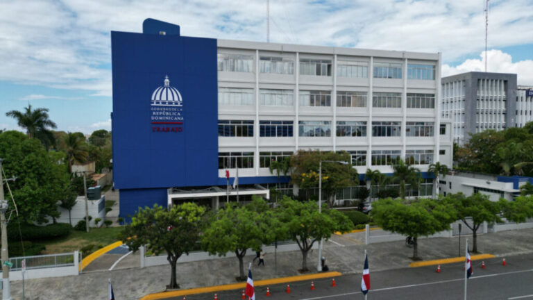 Se espera empresarios presenten este lunes su propuesta de aumento salarial