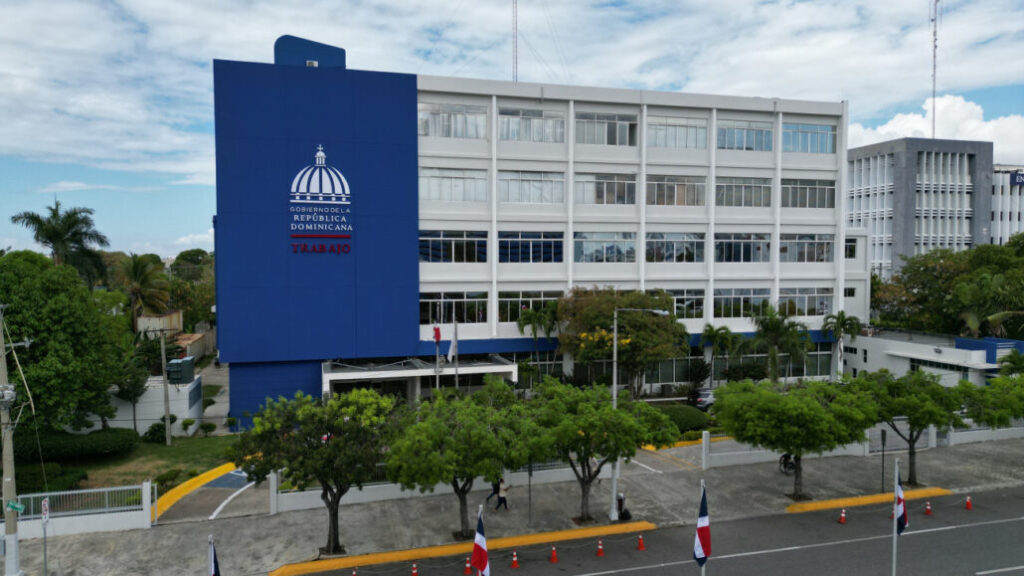 Se espera empresarios presenten este lunes su propuesta de aumento salarial