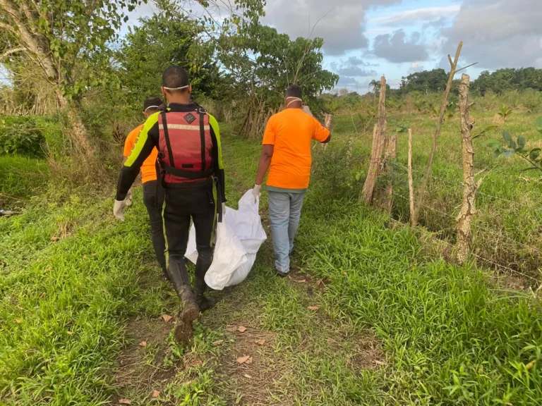 Encuentran cadáver con signos de violencia en canal de María Trinidad Sánchez
