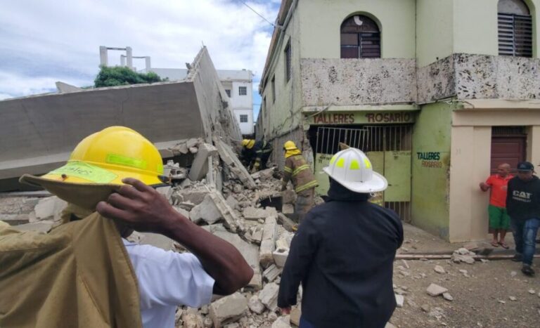 Confirman dos muertes entre los escombros tras derrumbe en La Romana
