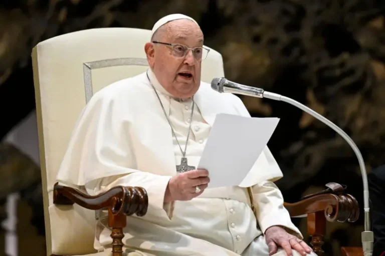El papa no ha vuelto a sufrir crisis respiratorias y puede levantarse