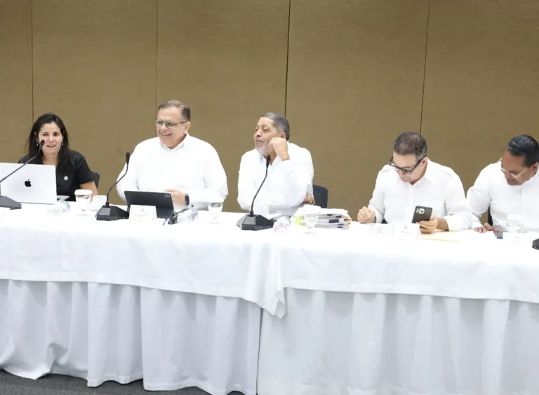 Diputados citan a ministro Hacienda por 4 préstamos