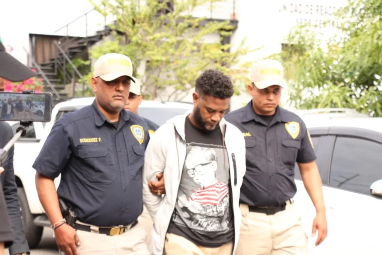 Policía que mató a su pareja y a su suegra en La Vega cumplirá prisión preventiva