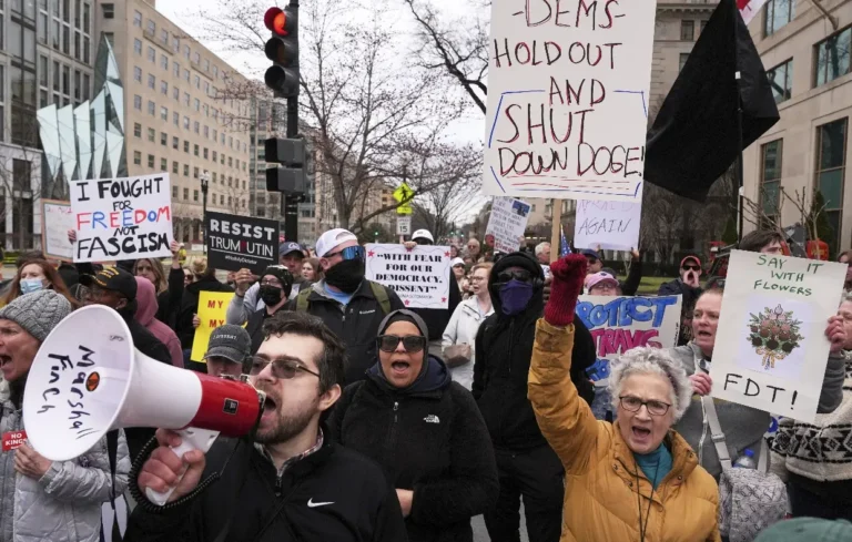 miles-personas-protestan-contra-politicas-de-trump