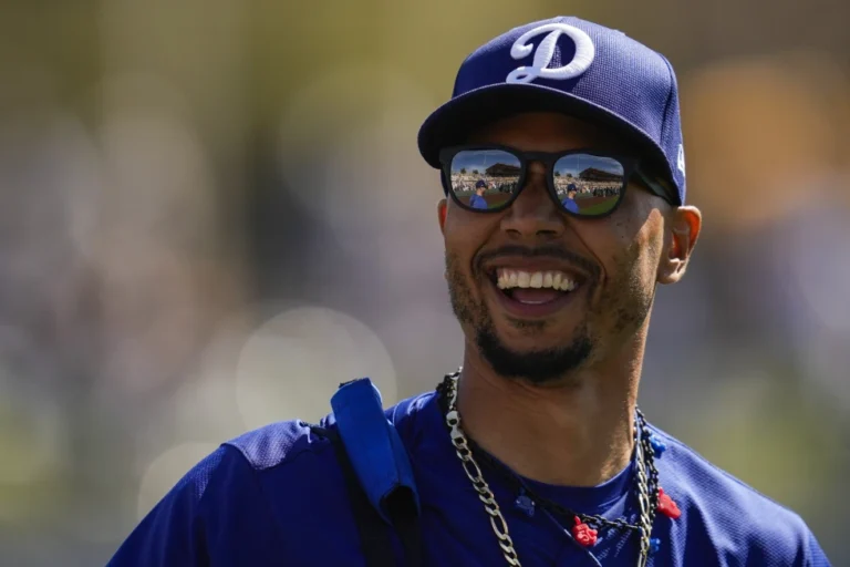 Mookie Betts no jugará con los Dodgers contra los Cachorros en Tokio por enfermedad