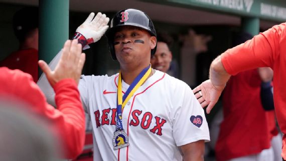 Dominicano Rafael Devers será bateador designado del Boston