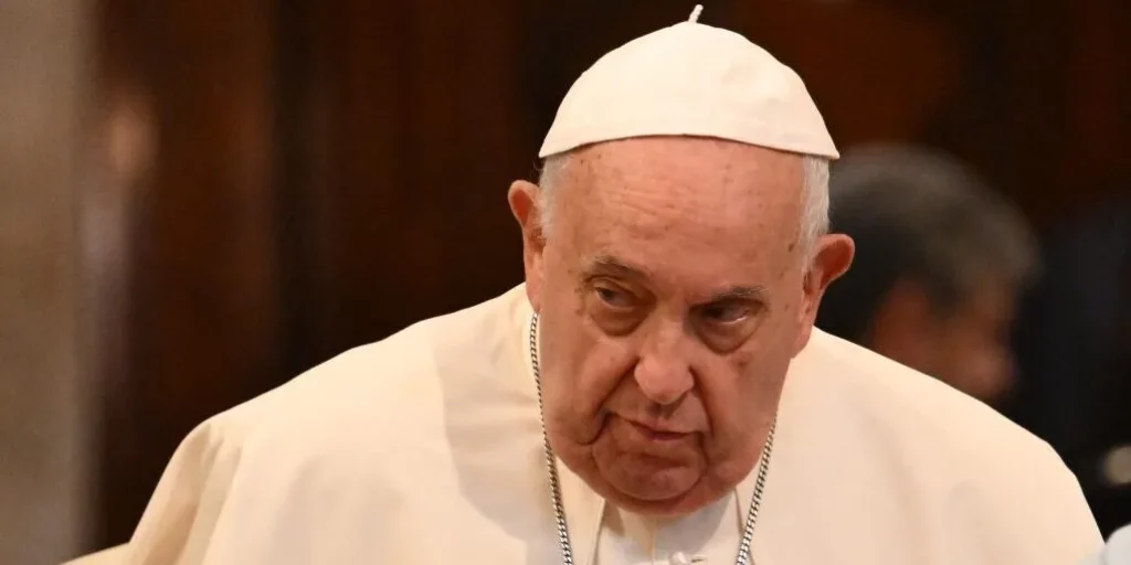 El papa sigue “estable” y prosigue su fisioterapia respiratoria