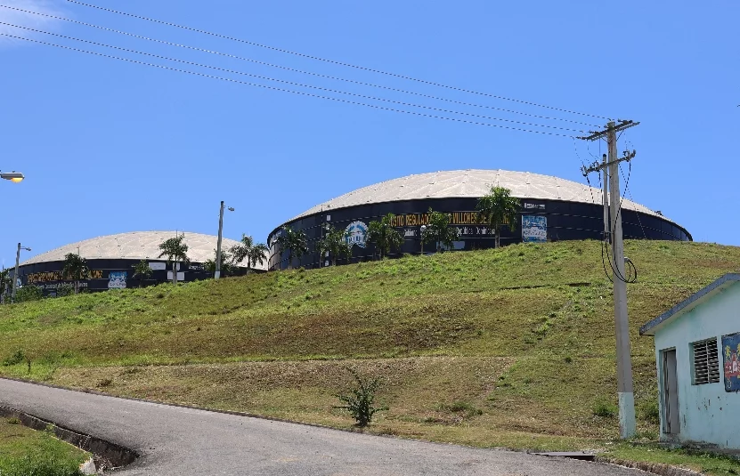 En Brisa Oriental claman agua cerca gigantesco tanque
