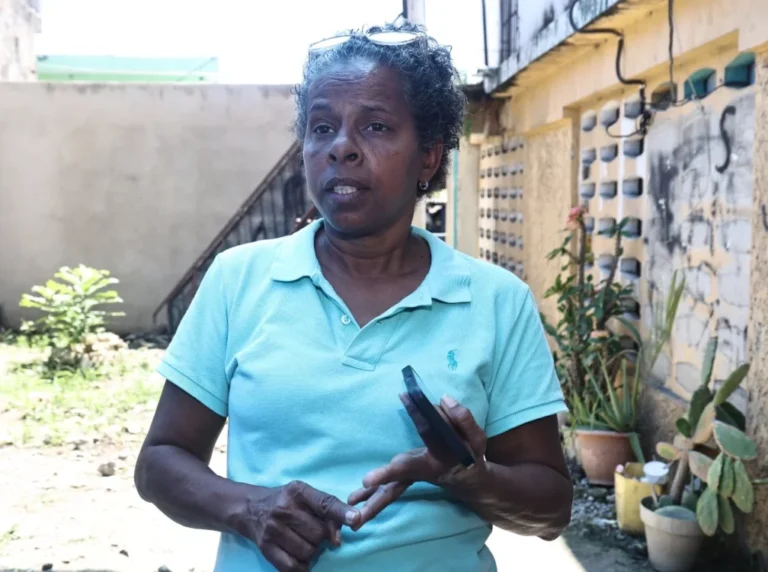 Madre de joven muerto, tras apresado en redada, dice Policía Nacional la ha intimidado