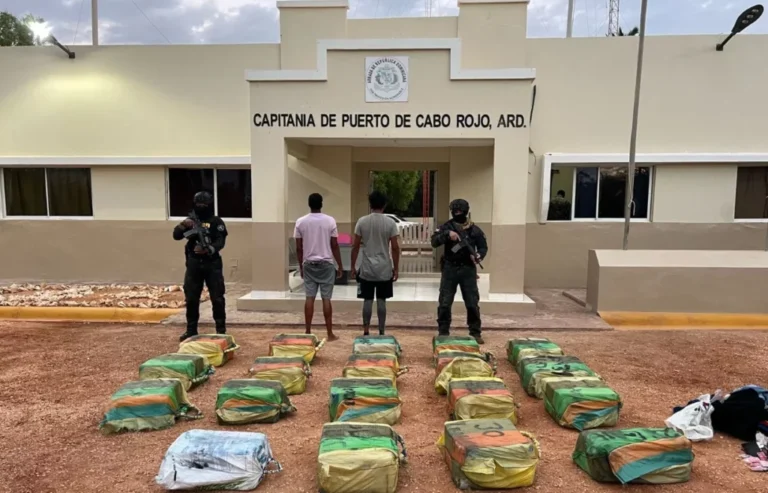 Autoridades interceptan lancha con alijo de coca