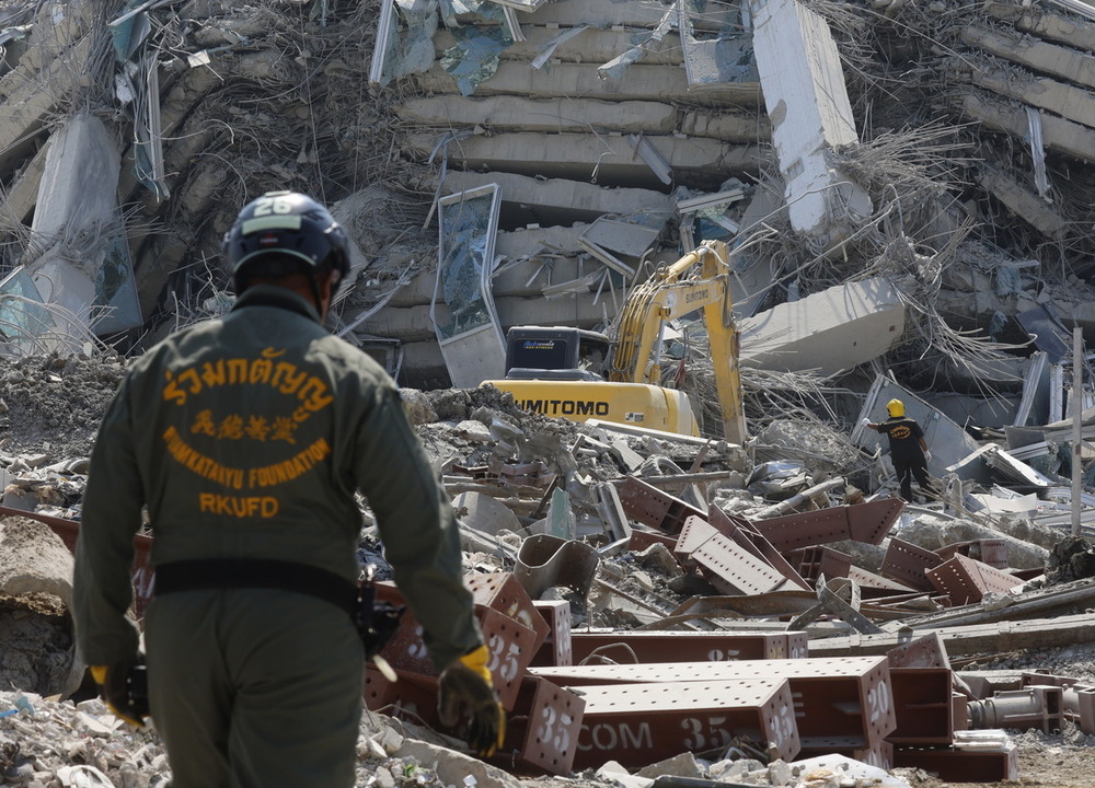 Ascienden mil muertos, 2.300 heridos por sismo en Birmania