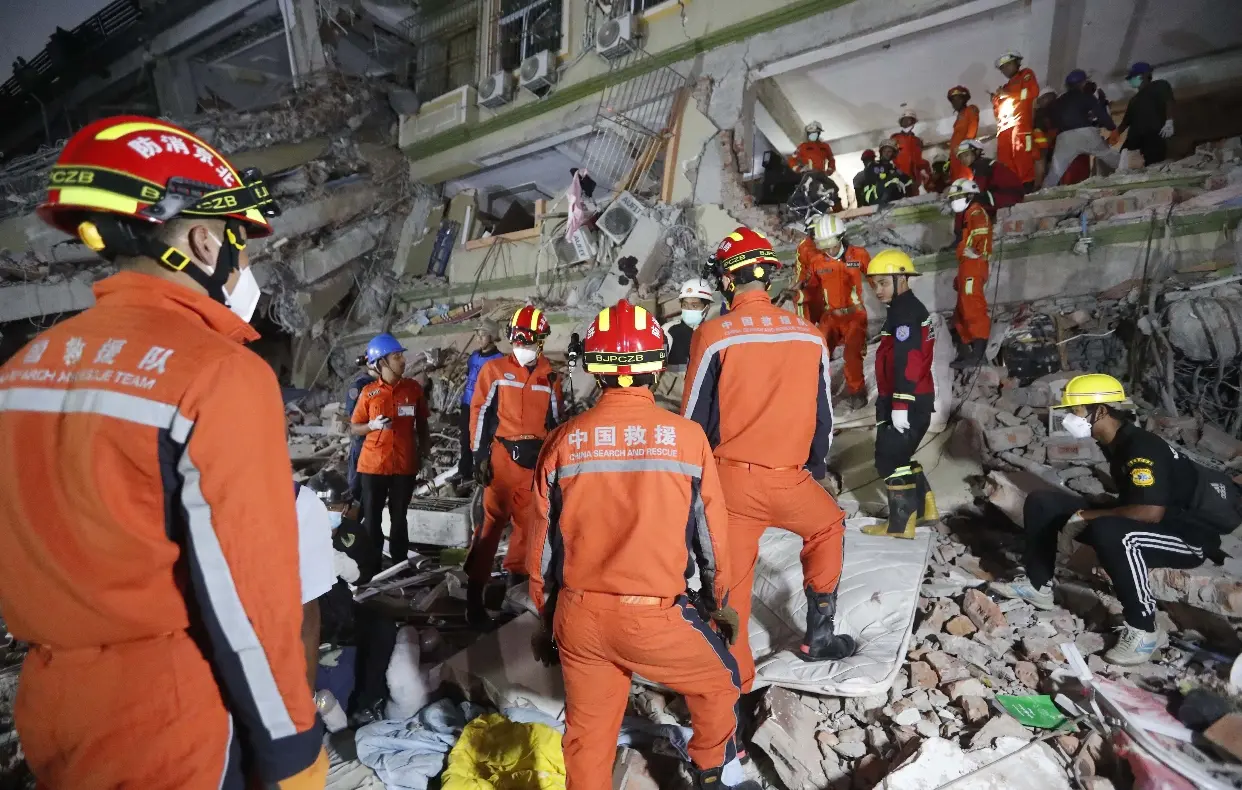 Suman 1,700 los muertos por sismo 7.7 en Birmania