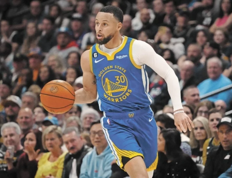 Stephen Curry anotó 31 puntos en la victoria de los Warriors sobre los Rockets