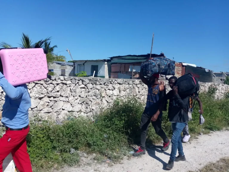 Decenas de haitianos que residían en Friusa y Mata Mosquito están saliendo de manera voluntaria hacia Haití