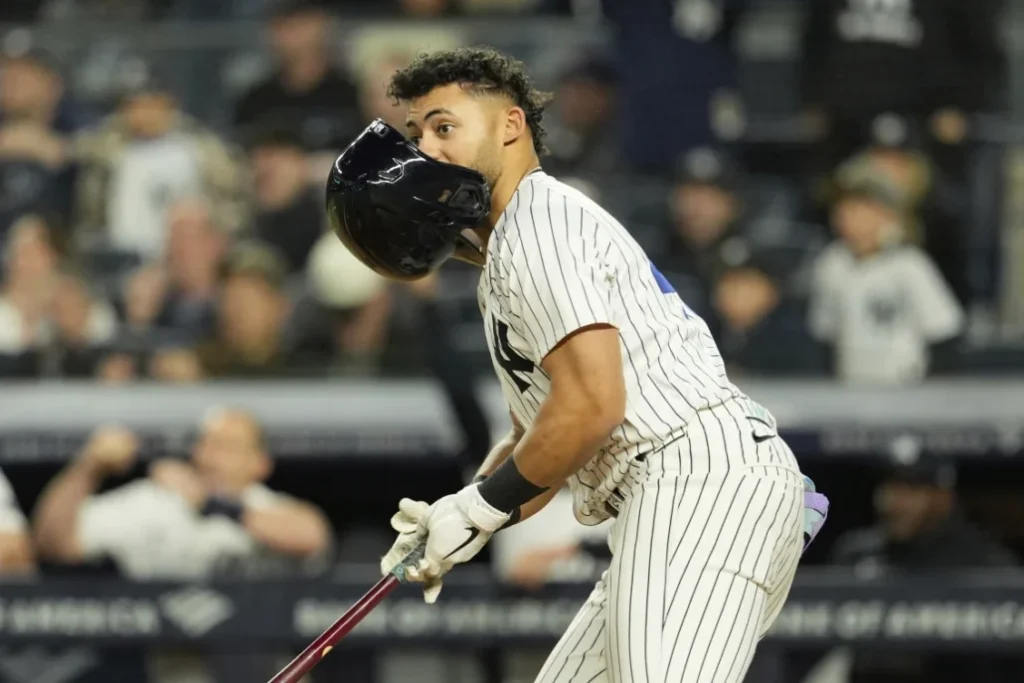 Domínguez lo dio todo: batazo ganador y se le fue el casco