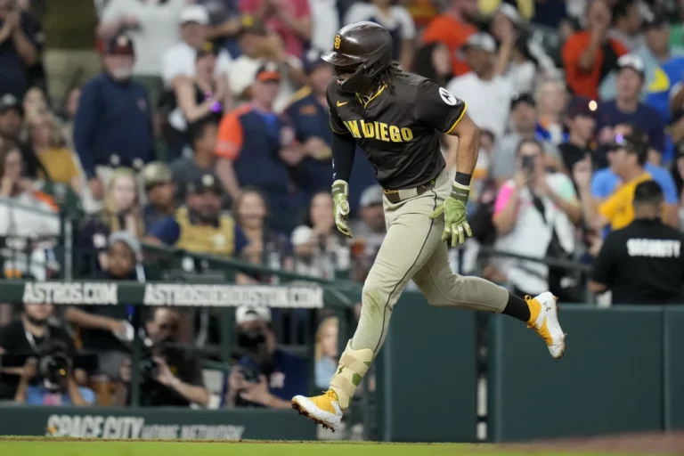 Jonrón de Fernando Tatis Jr. impulsa a Padres a vencer a Astros y evitar la barrida