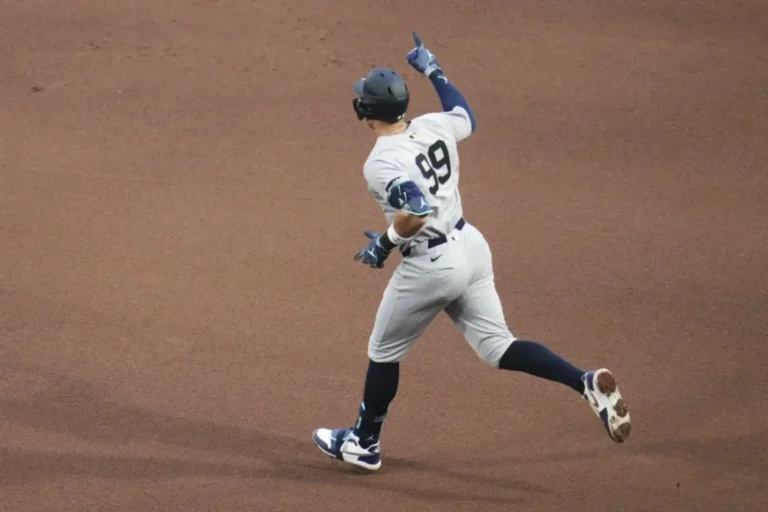 Judge iguala a Babe Ruth con 321 jonrones en sus primeros 1,000 juegos; Yankees vencen 9-4 a Piratas
