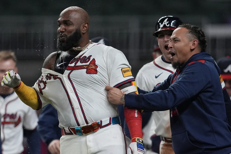 Ozuna conecta jonrón decisivo en la 11ª y Bravos vencen 4-2 a los Filis