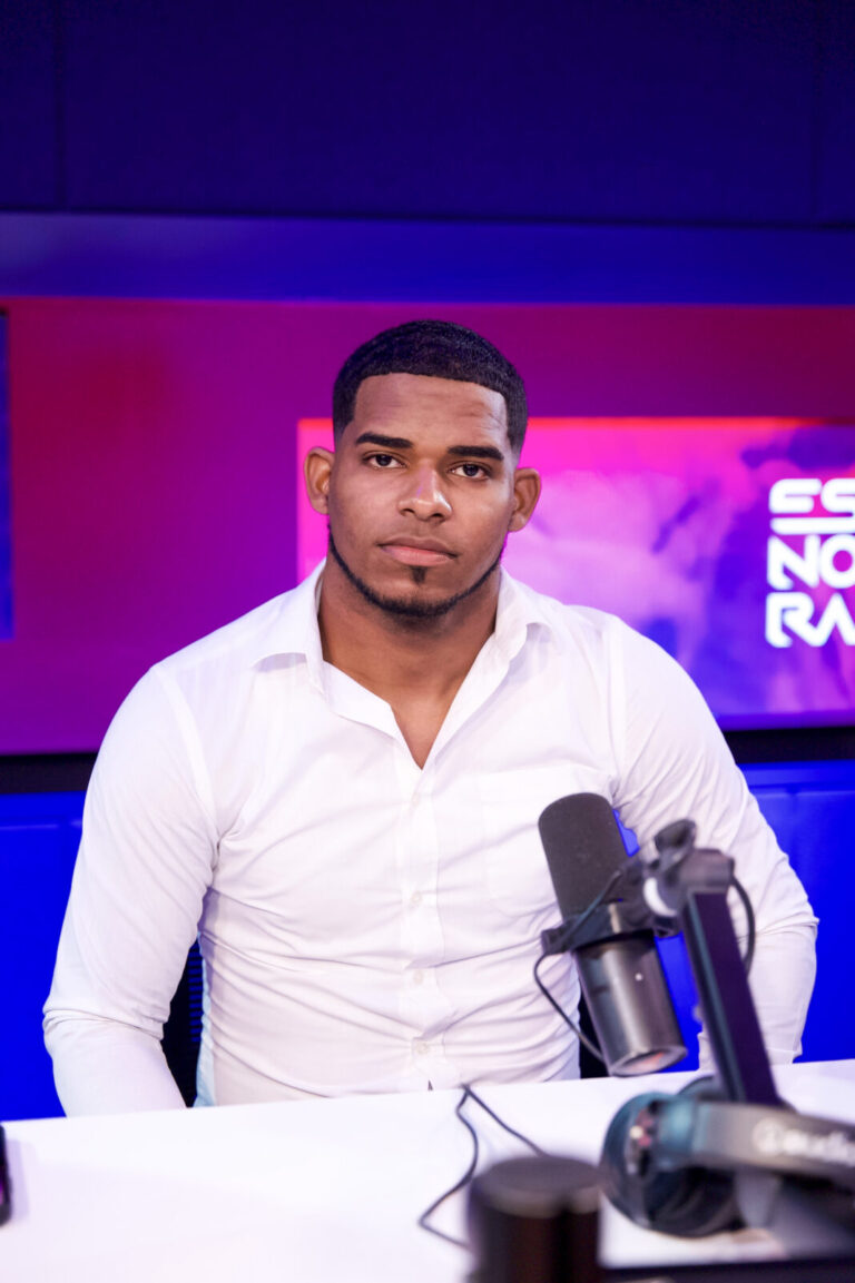 Peluquero desmiente autoridades tras incidente con policía; afirma no vende ni se consume alcohol en su negocio