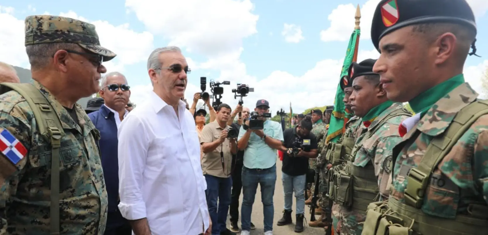 Presidente recorre frontera y dice FFAA están listas para defensa país
