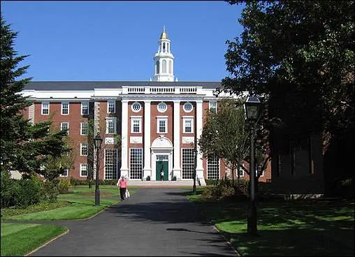 Trump congela 2.200 millones en fondos a Harvard, ¿cuál fue el motivo?