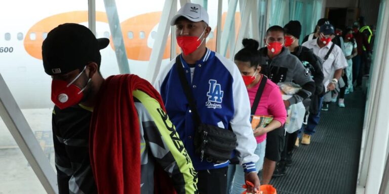 Aterriza en Venezuela segundo avión estadounidense en una semana con migrantes deportados