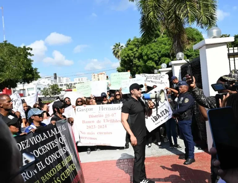 Miles de docentes Banco Elegibles exigen al Ministerio de Educación parar irregularidad en contratación