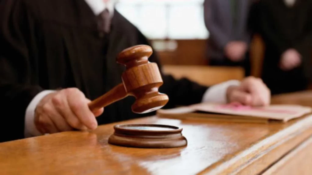 Un juez condena a exfuncionario