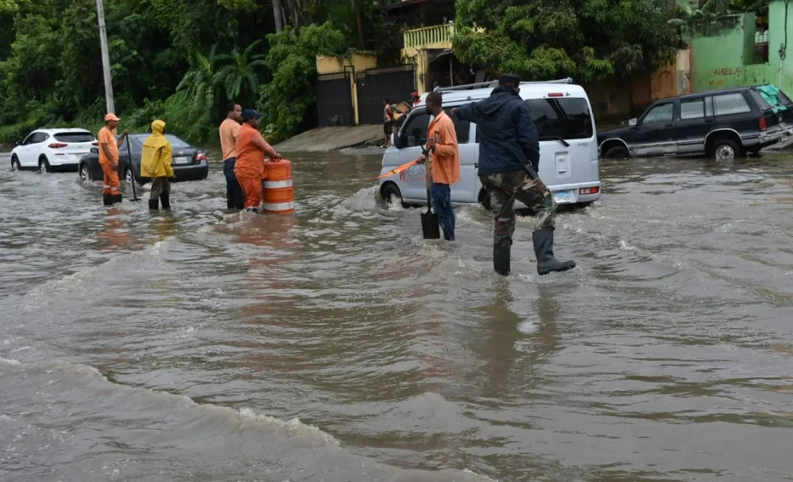 Una persona desaparecida y 12 rescatadas con vida tras ser arrastrados por crecida del río Blanco